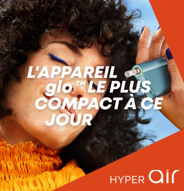 Une femme qui danse avec un appareil à chauffer le tabac glo Hyper Air couleur bleu-vert